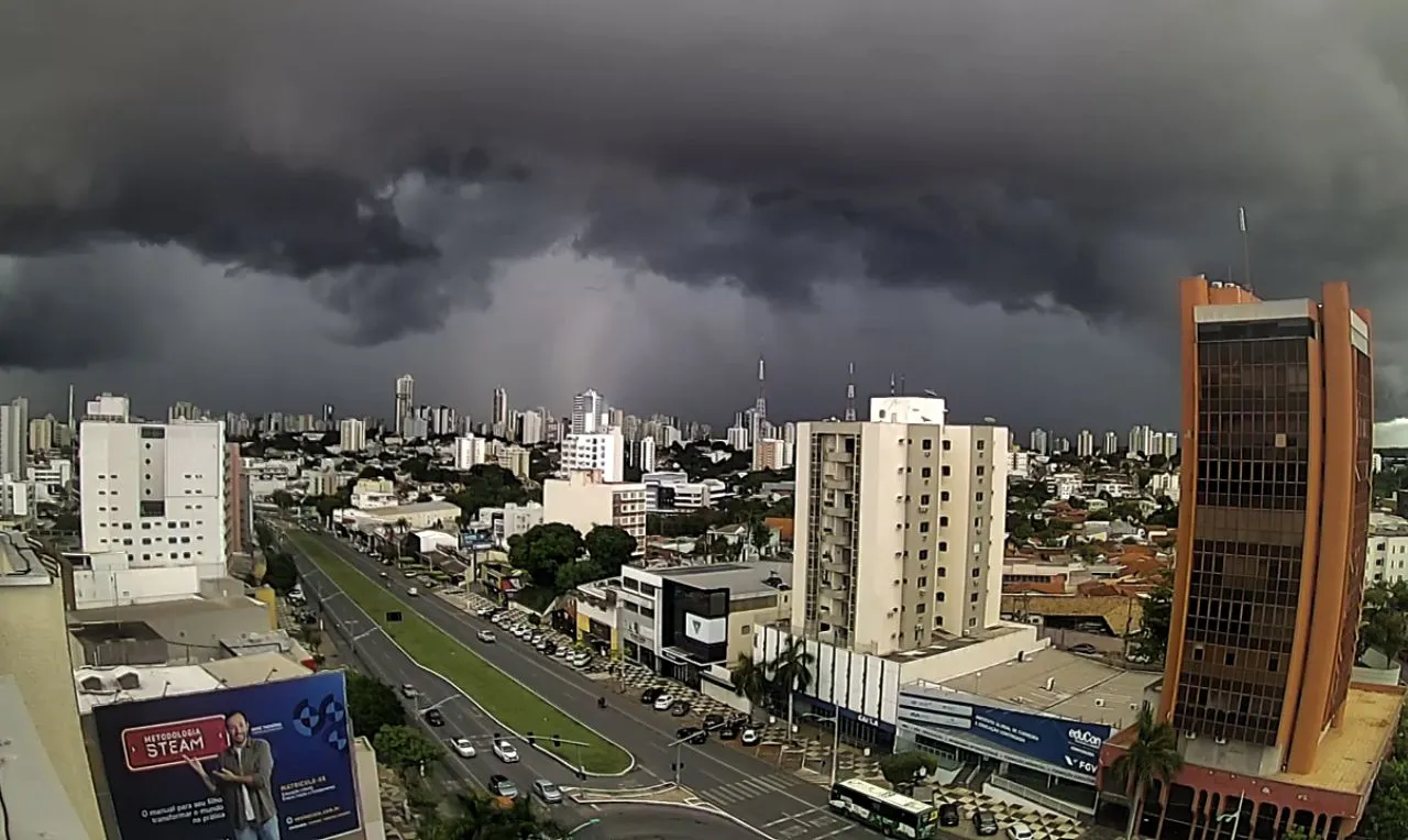 a imagem mostra o avan&ccedil;o de chuva em Cuiab&aacute;