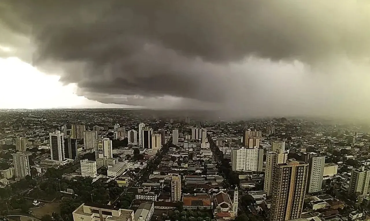 A imagem mostra o avan&ccedil;o de chuva em Campo Grande, com nuvens acinzentadas e pesadas