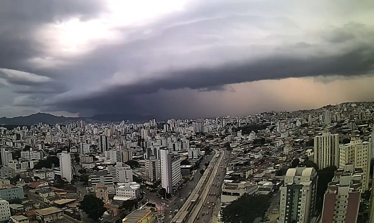 a imagem o avan&ccedil;o de chuva sob belo horizonte