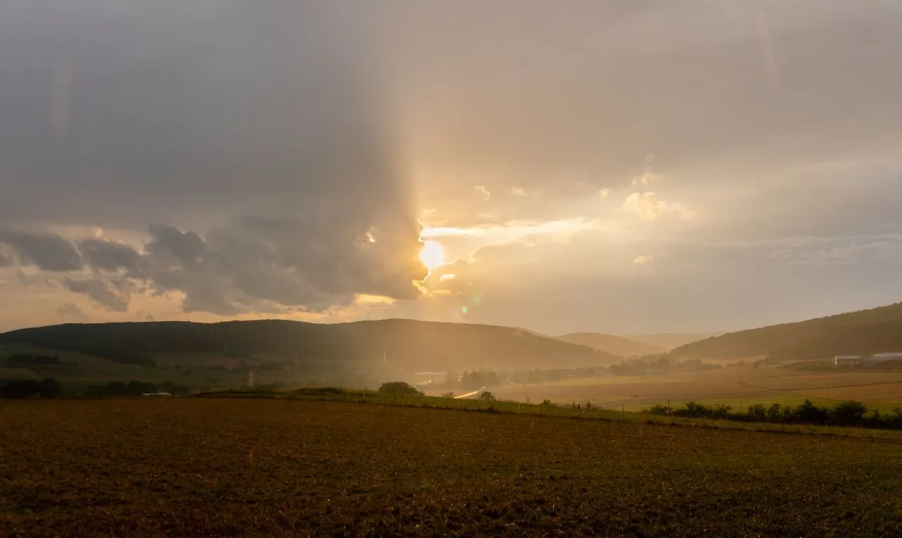 A imagem mostra as &aacute;reas sendo atingidas por chuva