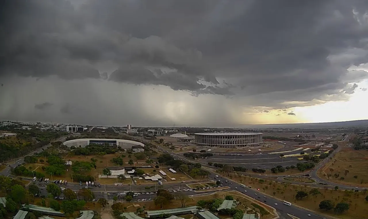 a imagem mostra a forma&ccedil;&atilde;o de chuva em Bras&iacute;lia