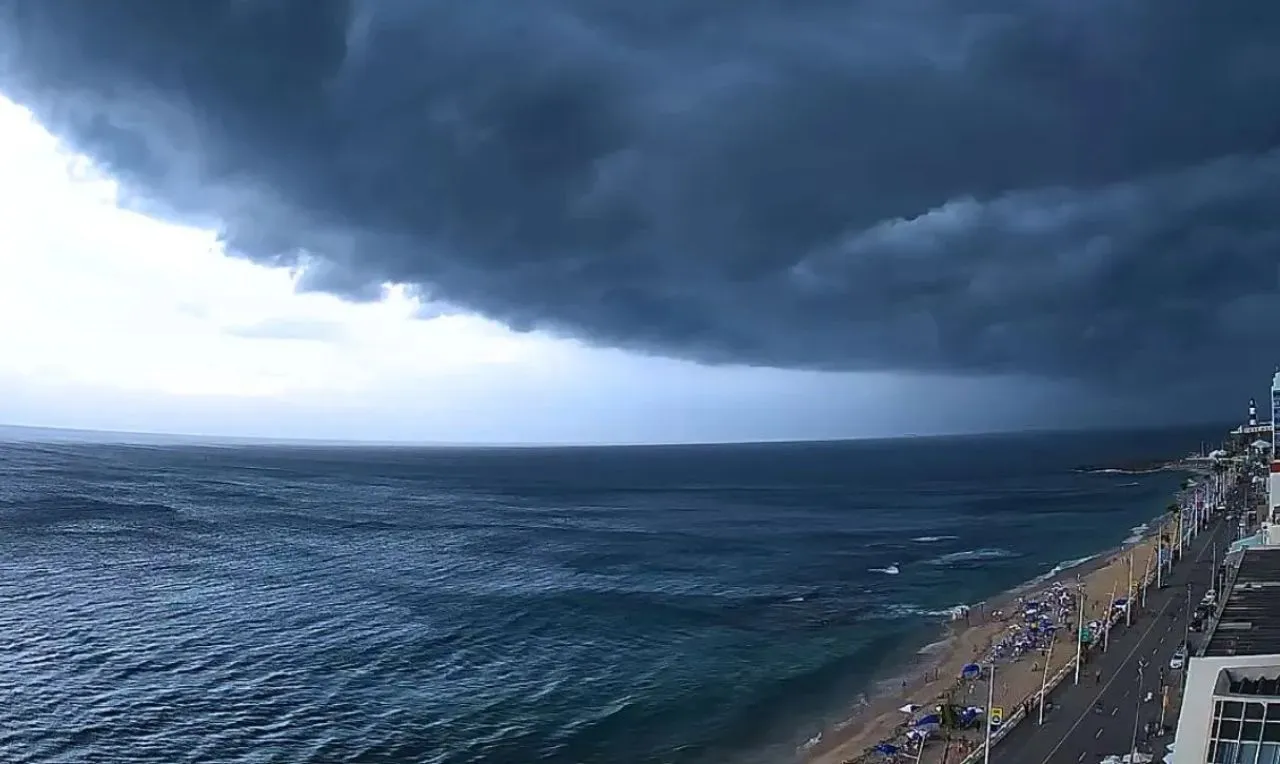 A imagem mostra o avan&ccedil;o de chuva intensa em Salvador