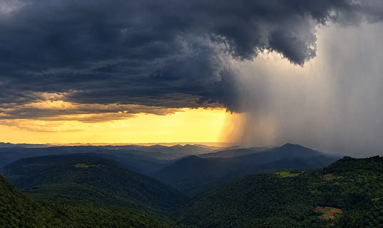 A imagem mostra o avan&ccedil;o de chuva intensa em Canela/RS