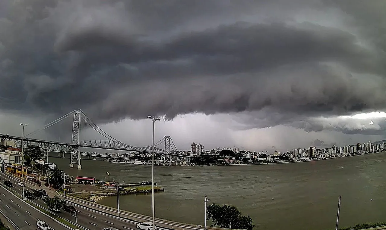 a imagem mostra o avan&ccedil;o de chuva intensa na capital de Florian&oacute;polis/SC