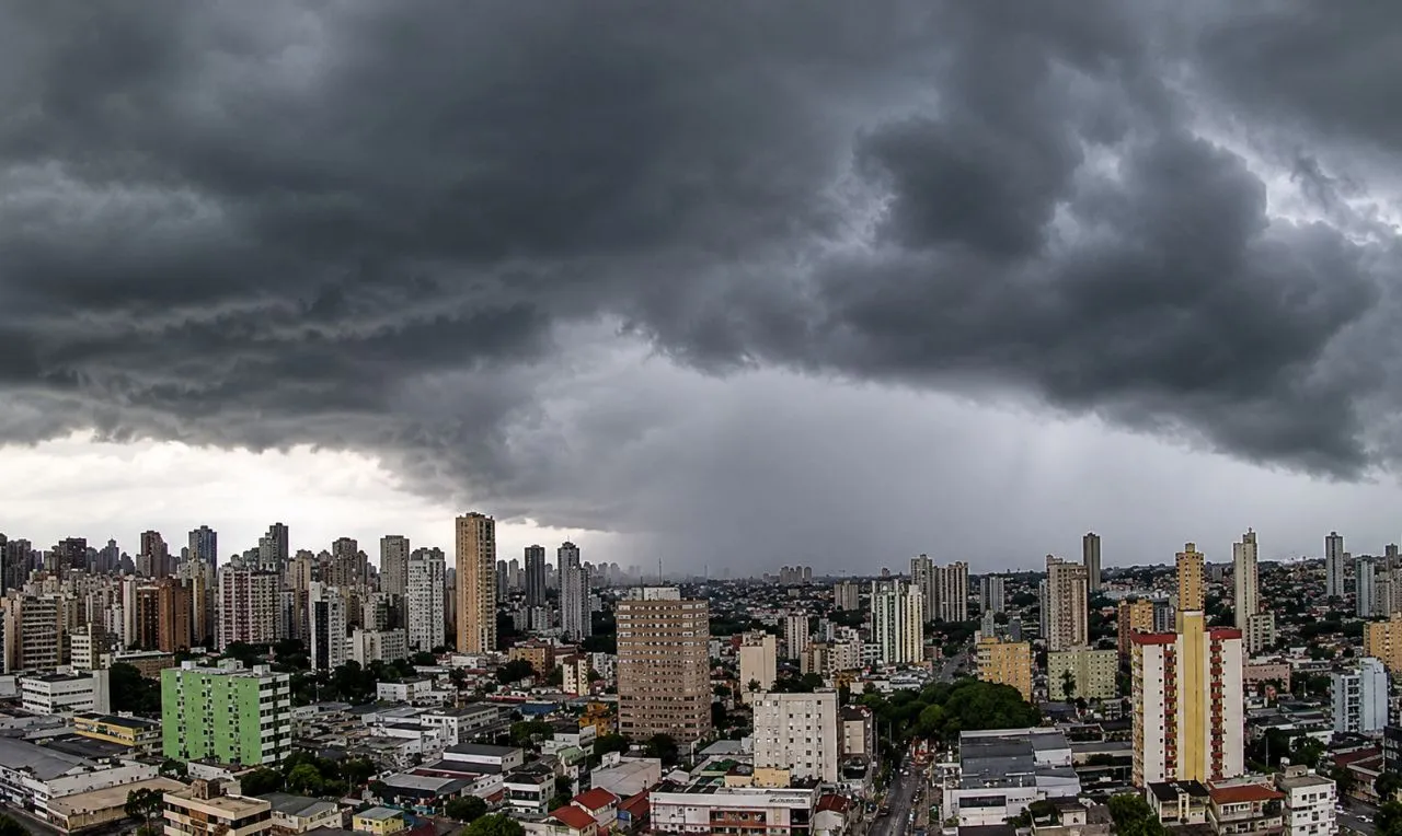 a imagem mostra as o avan&ccedil;o de chuva intensa em uma determinada idade