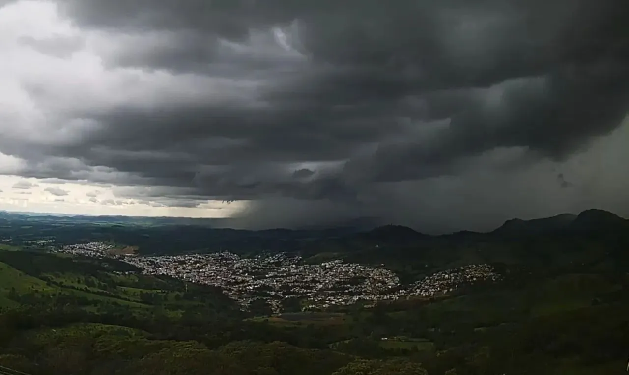 a imagem mostra o avan&ccedil;o de chuva em uma cidade de Minas Gerais