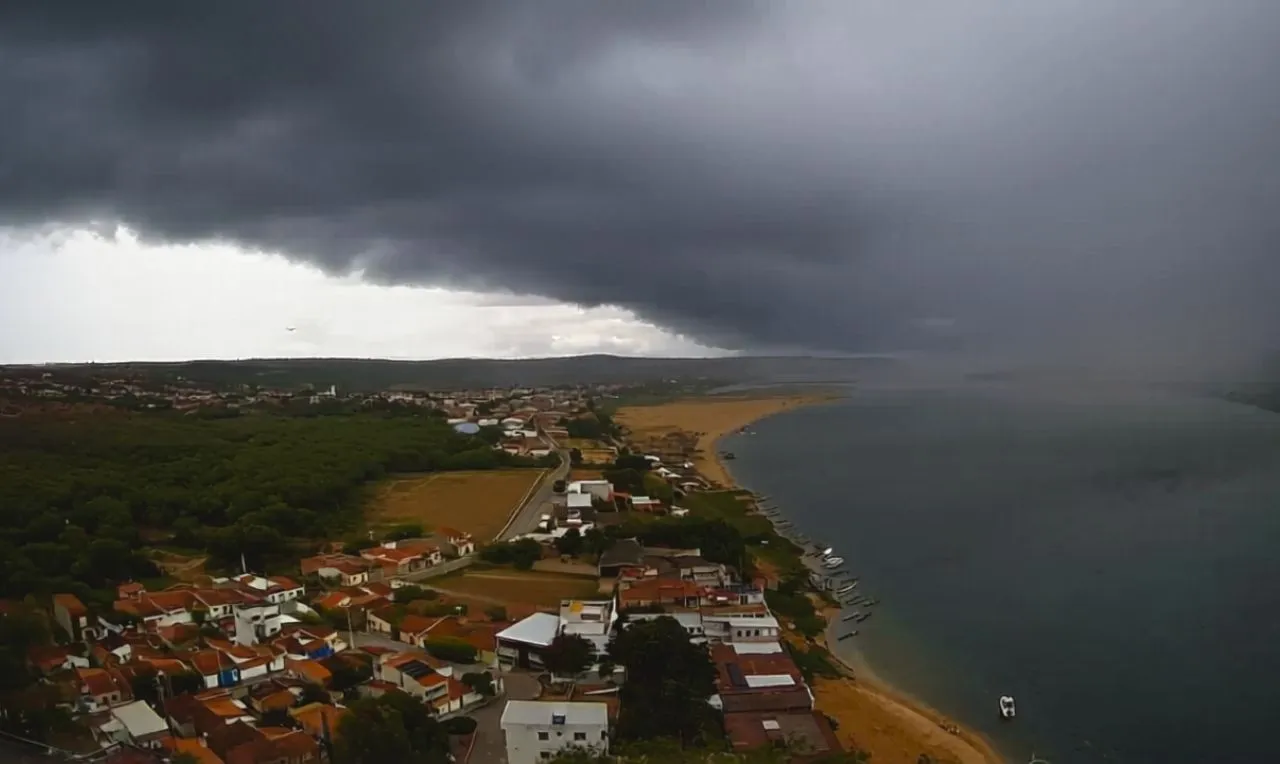 A imagem mostra o avan&ccedil;o de chuva em P&atilde;o de A&ccedil;&uacute;car/AL