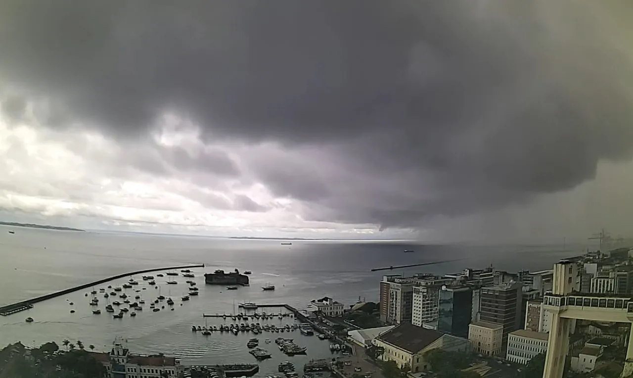 A imagem mostra o avan&ccedil;o de chuva em Salvador/BA