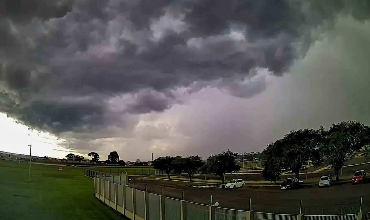 A imagem mostra o avan&ccedil;o de chuva intensa em Tel&ecirc;maco Borba