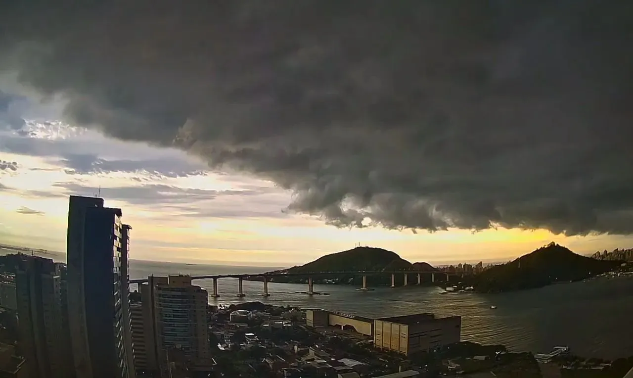 a imagem mostra o avan&ccedil;o de chuva intensa em &aacute;reas de Vit&oacute;ria e Vila Velha