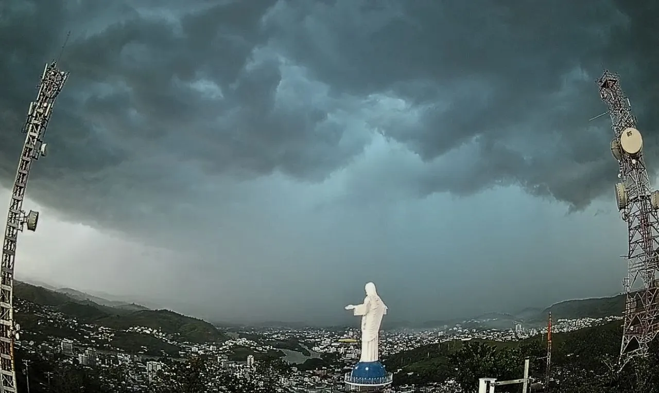a imagem mostra o avan&ccedil;o de chuva em Itaperuna no Rio de Janeiro