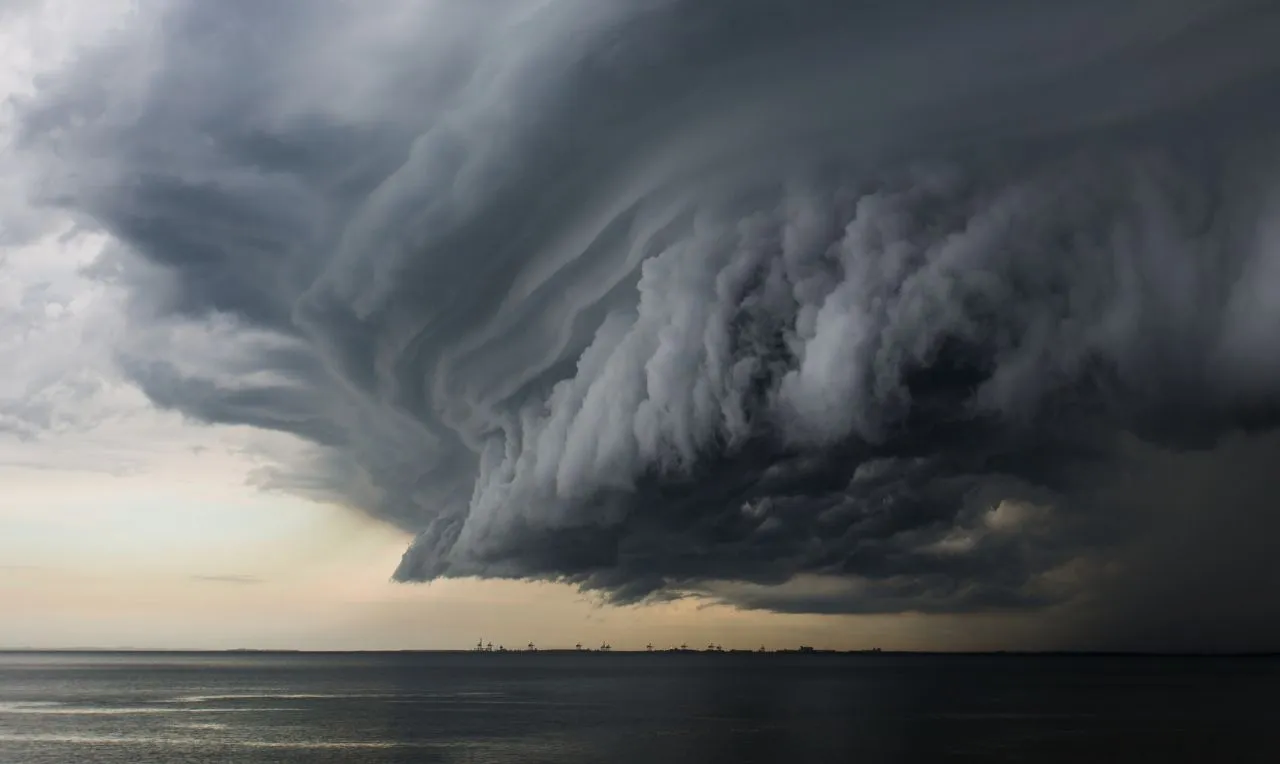 a imagem mostra o avan&ccedil;o de chuva intensa e ventos vindouro do mar